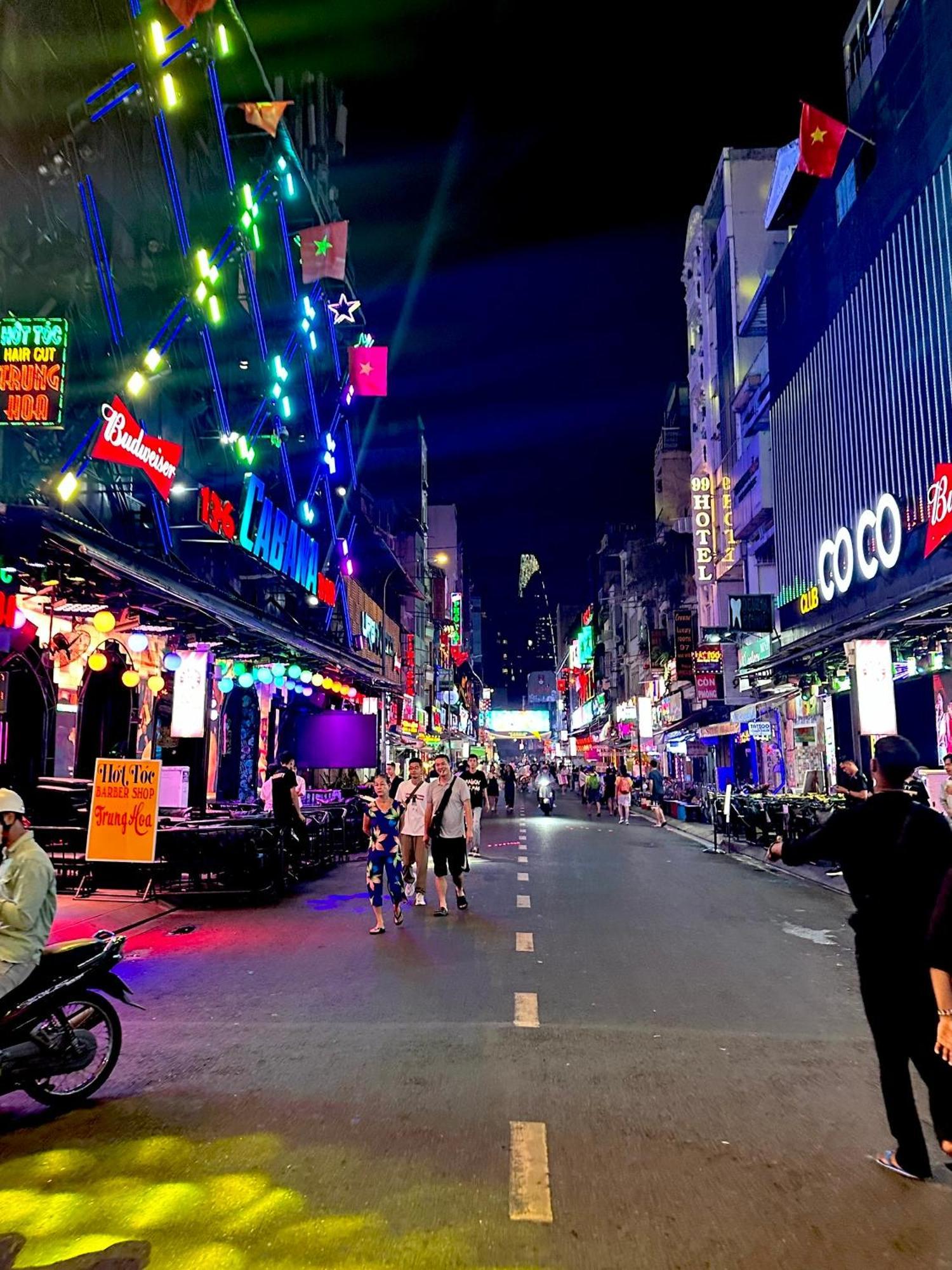 الشقق الفندقية مدينة هوشي منهفي  The Hidden Hogwarts - Nearly Bui Vien Walking Street المظهر الخارجي الصورة