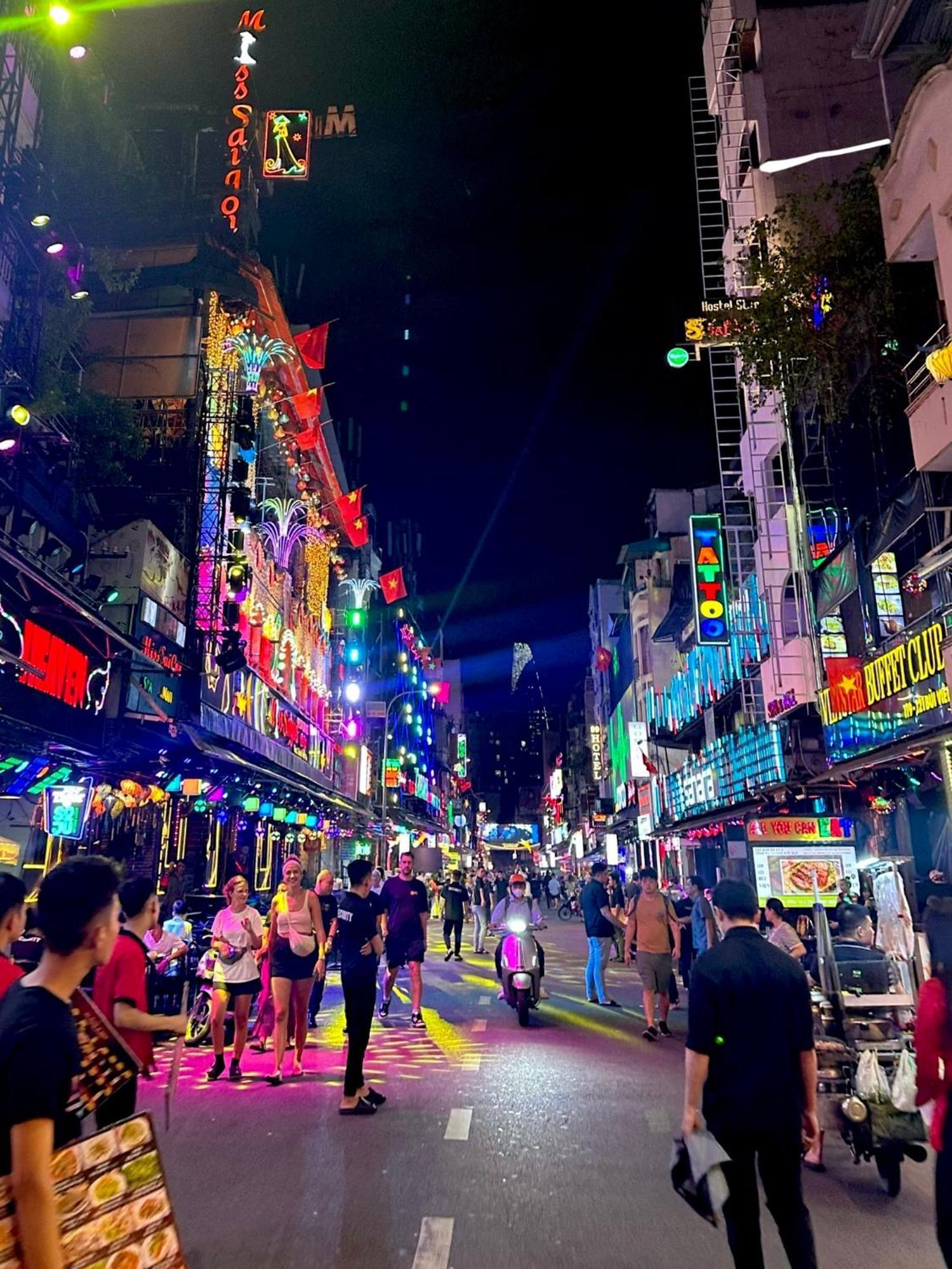 الشقق الفندقية مدينة هوشي منهفي  The Hidden Hogwarts - Nearly Bui Vien Walking Street المظهر الخارجي الصورة