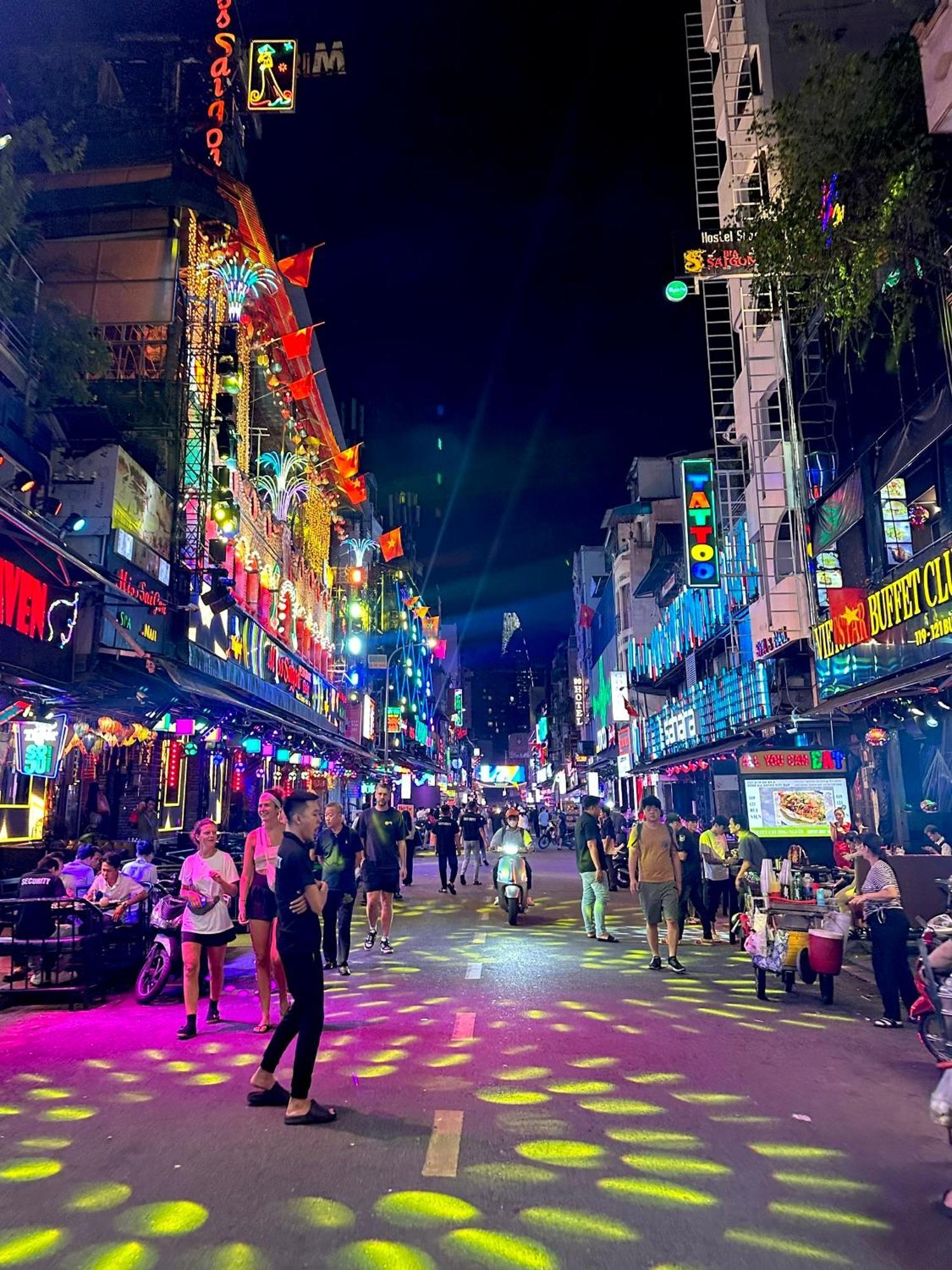 الشقق الفندقية مدينة هوشي منهفي  The Hidden Hogwarts - Nearly Bui Vien Walking Street المظهر الخارجي الصورة